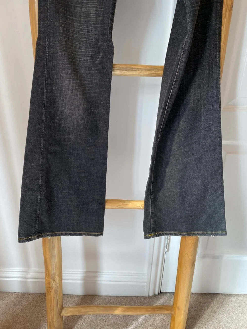 Von Dutch Low Rise Dark Wash Flare Jeans w/ Large Patch on the Back Size 28 Y2K - Picture 9 of 9